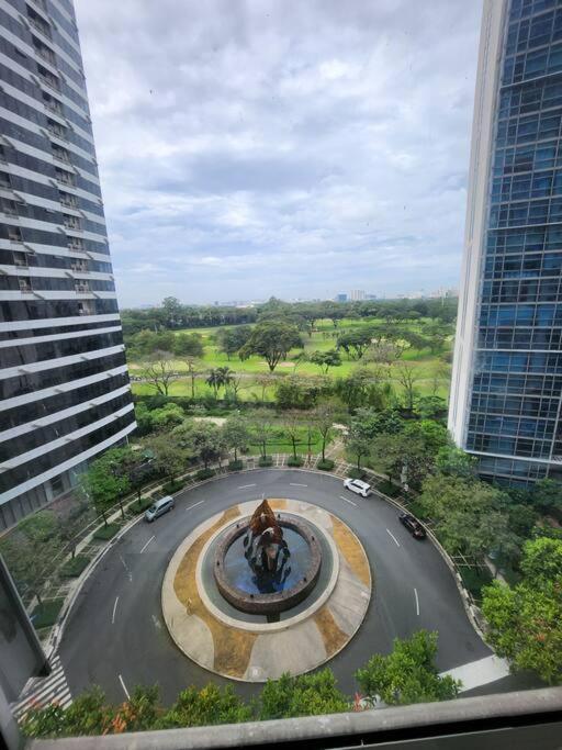 Enjoy Bgc Sunset And Golf Course View 2 Bedroom Loft With 100Mbps Internet Connection Manila Exterior photo