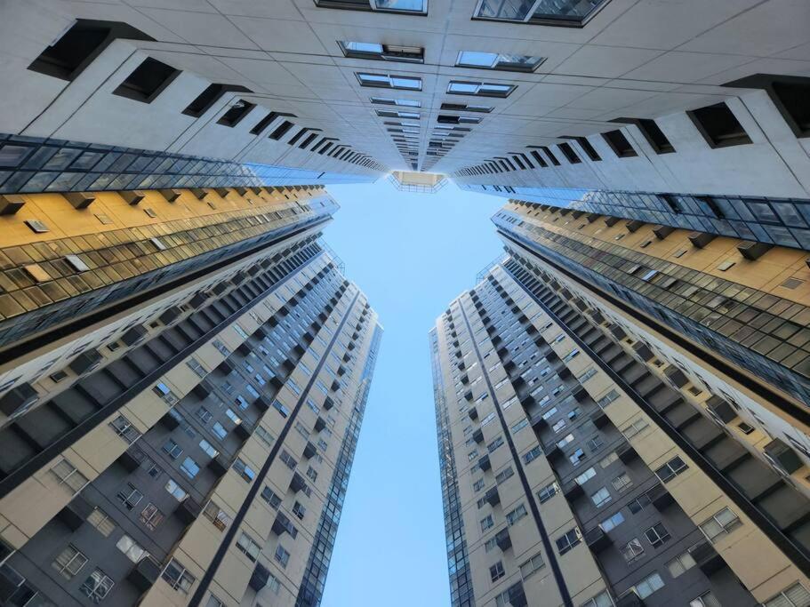 Enjoy Bgc Sunset And Golf Course View 2 Bedroom Loft With 100Mbps Internet Connection Manila Exterior photo
